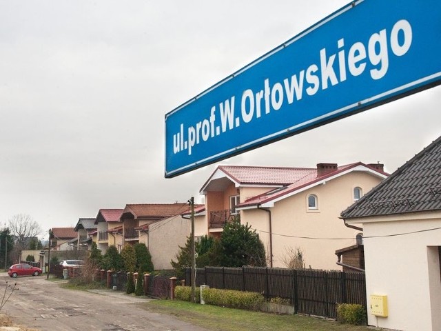 Niektórzy mieszkańcy osiedla w rejonie ulicy Gdańskiej w Słupsku są zbulwersowani, że stan prawny działek, na których stoją ich domy, jest jeszcze nieuregulowany. 