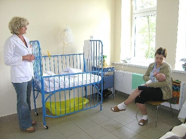 Na zdjęciu: dr Irena Nowakowska oraz Beata  Mikołajewska z chorym Piotrusiem w jednej z  dwóch nowych sal.