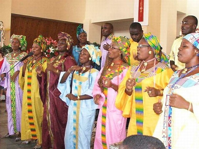 Narodowe stroje, afrykańskie instrumenty, a nade wszystko - śpiew od serca - to wyróżnia "Claret Gospel".