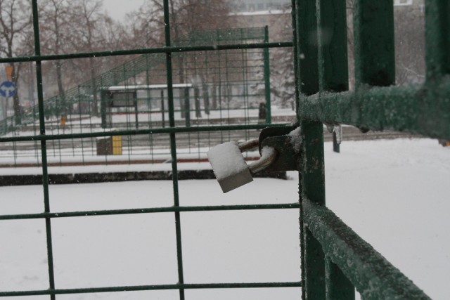 Na placu Niepodległości toaleta zamknięta jest na kłódkę