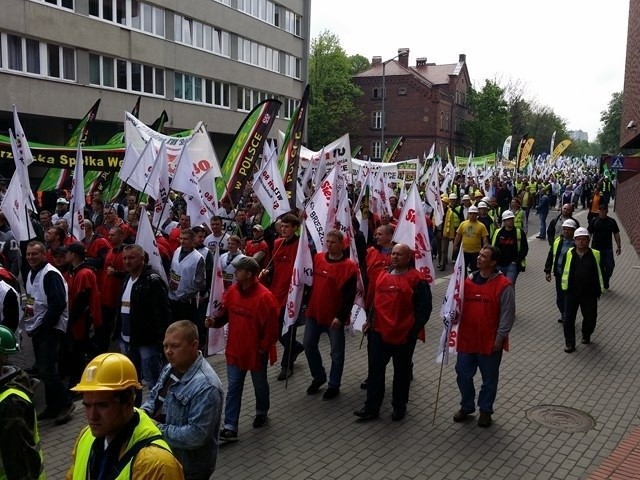Protest górników w Katowicach: Z rządem trzeba siłą [ZDJĘCIA I WIDEO]