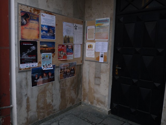 Plakaty kandydatów do rady dzielnic zawisły przed wejściem do kościoła pw. Świętej Rodziny.