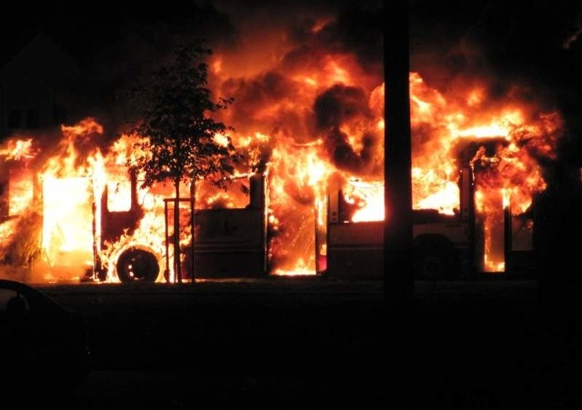 W środę wieczorem w Opolu spłonął autobus Jelcz 121.