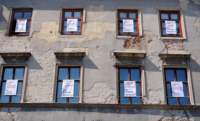 Okna kamienicy przy Grodzkiej 16 zakryły się plakatami. „Stop korupcji na Starym Mieście" - o co chodzi?