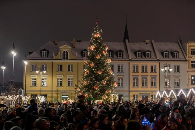 Jeszcze w XX w. chrześcijańskim sensom świąt Bożego Narodzenia towarzyszyły praktyki przedchrześcijańskie. Ważnym elementem były wróżby, kolędnicy, mający odpędzać zło, a przynosić dobro czy świąteczne dekoracje. Choinka np. charakterystyczne były na Kociewiu, w Borach Tucholskich i ziemi chełmińskiej.