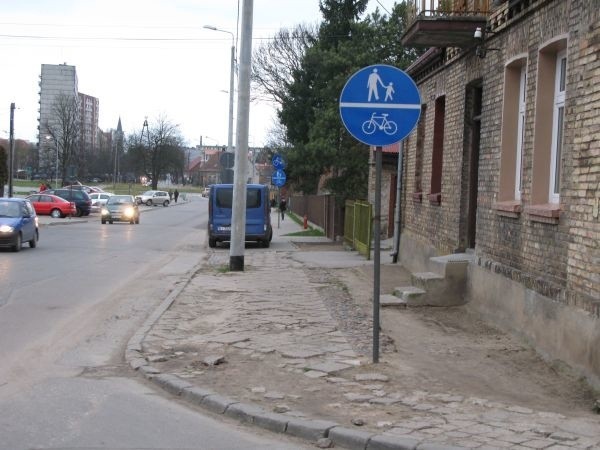 Zdaniem rowerzystów, ścieżka na ulicy Nowowarszawskiej jest przykładem inwestycji poprawiających tylko statystki