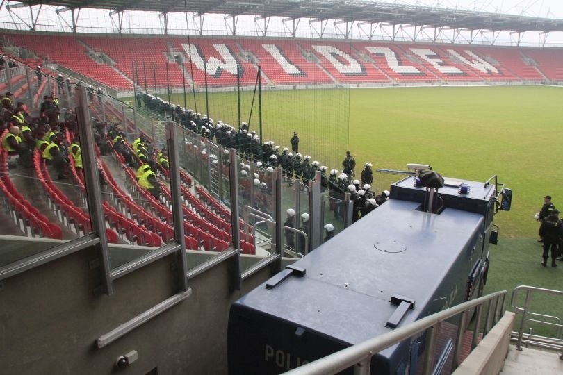 Na stadion wjechał policyjny wóz opancerzony wyposażony w...