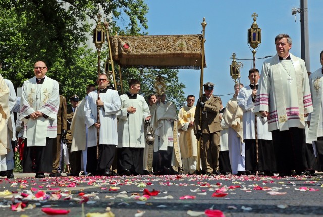 Jak co roku archidiecezja wrocławska organizuje jedną centralną procesję po Mszy świętej w katedrze wrocławskiej. Sumie o godzinie 9.00 będzie przewodniczyć abp Józef Kupny. Po Mszy wyruszy procesja do czterech ołtarzy, która przejdzie przez ul. Katedralną, wyspę Piasek, pl. Nowy Targ, ul. św. Katarzyny, ul. Wita Stwosza i Rynek. Zakończy się przy bazylice pw. św. Elżbiety (kościół garnizonowy).Do kolejnego zdjęcia przejdziesz za pomocą gestu, strzałki lub kursora.