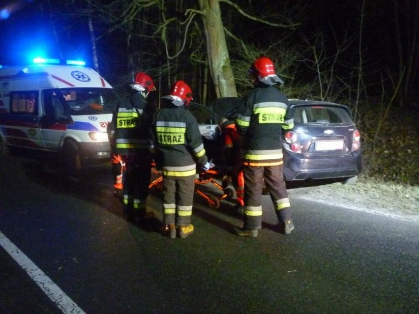 Wypadek pod Biedruskiem: Samochód wjechał w drzewo