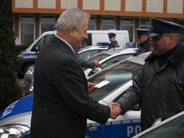 22 stycznia odbylo sie uroczyste przekazanie slupskim policjantom dziewieciu nowych radiowozów.