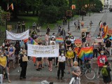 Białystok. Pokojowa demonstracja  ph. "Ludzie, nie ideologia" w imię solidarności z osobami LGBT (zdjęcia)