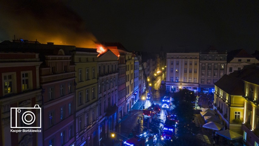 Pożar pałacu w centrum Świdnicy. Ewakuacja mieszkańców i...