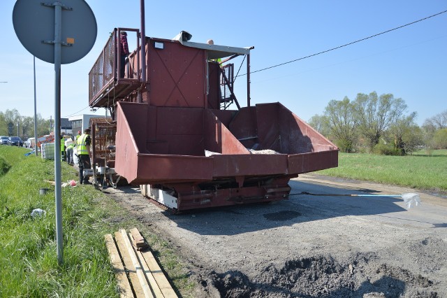 Próby ułożenia nowej nawierzchni na fragmencie ulicy Brodzińskiego w Proszowicach trwają od soboty