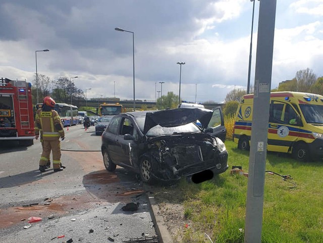 Na al. Jana Pawła II 2 w Bydgoszczy będący pod wpływem alkoholu kierowca peugeota uderzył w tył VW. Wskutek wypadku trzy osoby odniosły obrażenia i przewiezione zostały do szpitala.