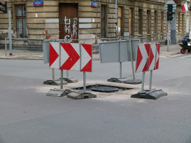 Naprawa włazów kanalizacyjnych prowadzona była na skrzyżowaniu ul. Żeromskiego z ul. Próchnika.