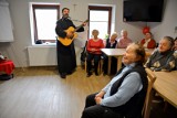 Warsztawy ze śpiewu przeprowadził ksiądz. Seniorzy z Olkusza mają ciekawe zajęcia