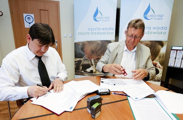 Prezesi Andrzej Wójtowicz (z lewej) i Andrzej Pawłowski podczas podpisywania umowy na rozbudowę słupskiej oczyszczalni ścieków.