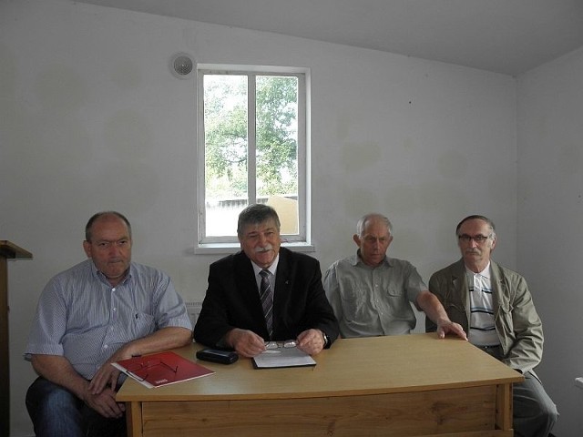 Jerzy Łaganowski oraz Jan Ciesielski i Marian Wąsiewski z zarządu koła PiS zwołali konferencję prasową. Uczestniczył w niej także Stanisław Grela.