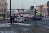 Wypadek w centrum Sosnowca. Samochód przejechał na czerwonym świetle na skrzyżowaniu Sienkiewicza i Kościelnej. Dwie osoby ranne