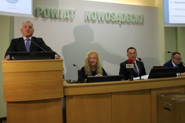 Od lewej: Marek Kwiatkowski, starosta nowosądecki, Marta Adamczyk, wiceprzewodnicząca Rady Powiatu, Roman Potoniec, przewodniczący Rady Powiatu oraz Ryszard Poradowski, wiceprzewodniczący Rady Powiatu