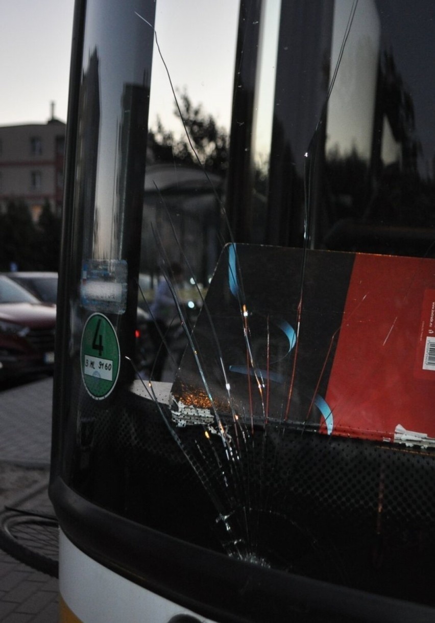 Autobus ma uszkodzoną szybę i zderzak po rzucie rowerem