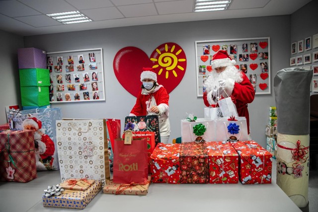 Dzisiaj (20 grudnia) w Fundacji Pomóż Im Mikołajowie pakowali prezenty, które trafią do rodzin podopiecznych hospicjum w Białymstoku.