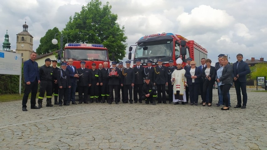 Uroczysta zbiórka strażaków w Wąchocku z okazji 100-lecia istnienia. Poświęcono nową remizę i wóz bojowy [ZDJĘCIA]