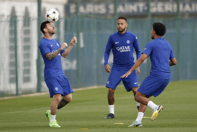 Piłkarzez PSG Lionel Messi, Neymar i Marquinhos podczas trainingu w bazie szkoleniowej Ooredoo w Sa