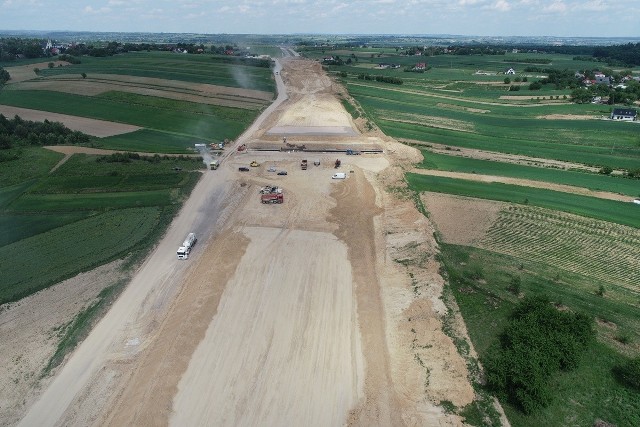 Trwa budowa drogi ekspresowej S7 z Krakowa do granic województwa świętokrzyskiego.