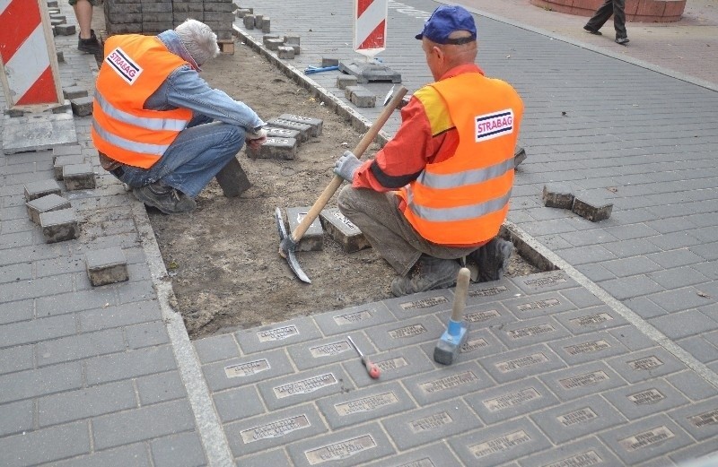 Demontaż ponad 13 tys. kostek potrwa około tygodnia.