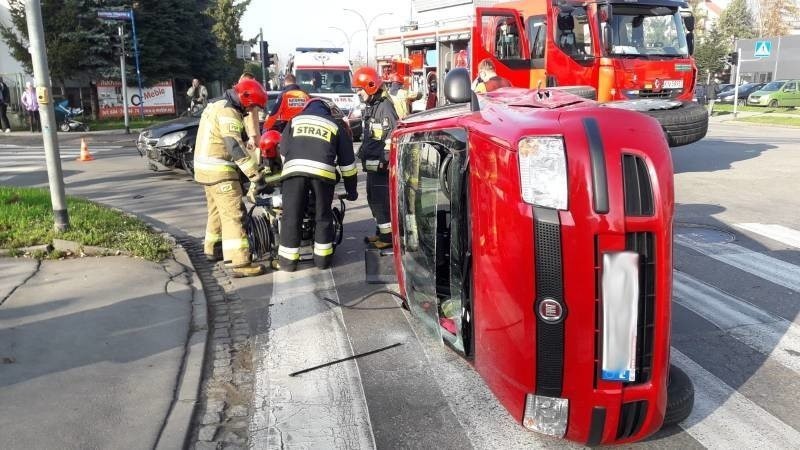 Nowy Sącz. Na ul. Sucharskiego zderzyły się dwa samochody. Dwie osoby utknęły w aucie [ZDJĘCIA]