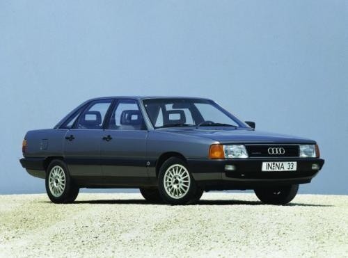 Fot. Audi: Nadwozia aut z lat 80. poddano dyktatowi współczynnika czołowego oporu powietrza Cx. Sensacją w 1983 roku było Audi 100, &#8222;najbardziej aerodynamiczny seryjny samochód na świecie&#8221;. Cokolwiek psuło łagodny opływ powietrza wokół karoser
