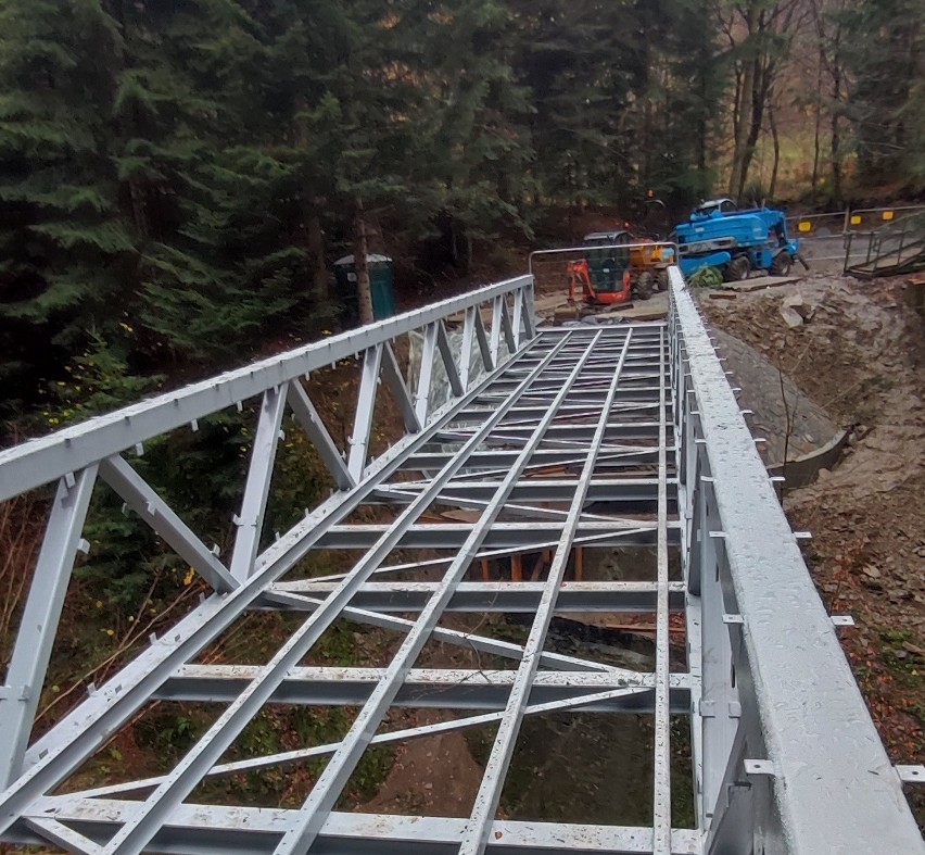 Nowy most nad Głębokim Jarem w Beskidzie Sądeckim połączył brzegi Życzanowskiego Potoku. Kosztował prawie milion