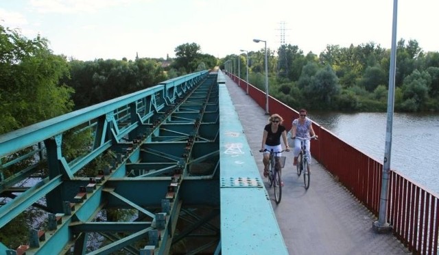 Na razie z mostu mogą korzystać piesi i rowerzyści, w przyszłości także zmotoryzowani.