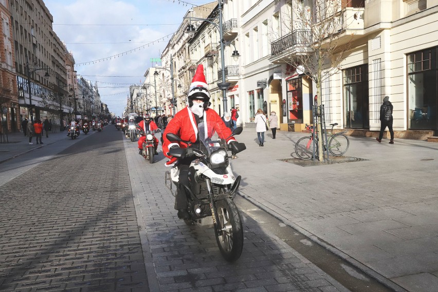 Parada Mikołajów na motorach w Łodzi. MotoMikołaje z prezentami dla dzieci z Domów Dziecka [ZDJĘCIA]