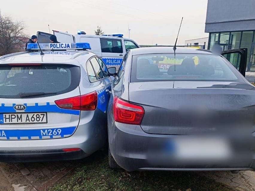 Policjanci próbowali zatrzymać samochód z podejrzanym już w...