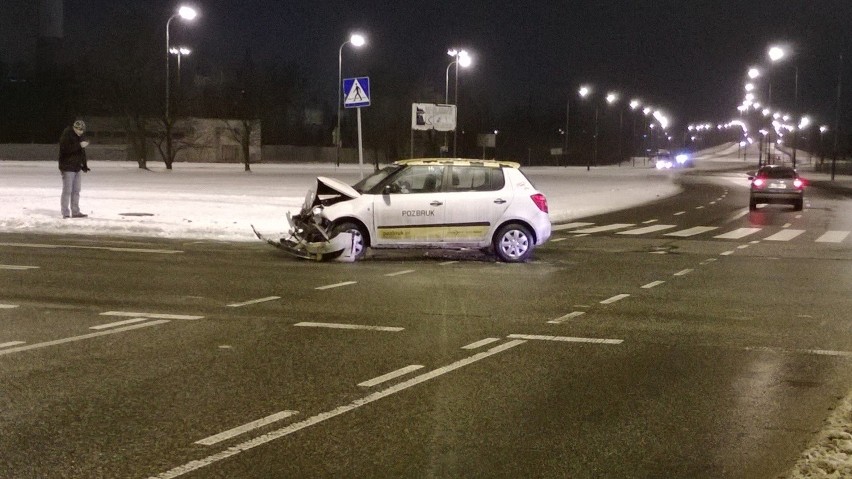 Wypadek na rondzie Sybiraków. Zderzyły sie dwa auta