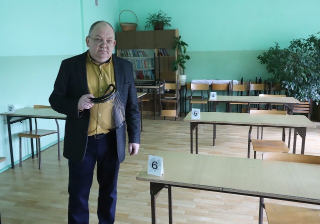 - Każdy z maturzystów będzie miał zachowany dystans przy pisaniu egzaminu - mówi Wiktor Karoń, dyrektor X Liceum Ogólnokształcącego w Radomiu.