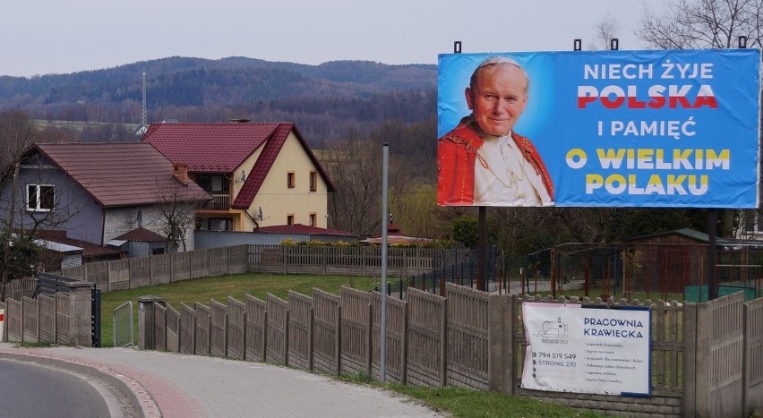 Wójt Lanckorony opłacił ten baner przy DK 52 w Izdebniku