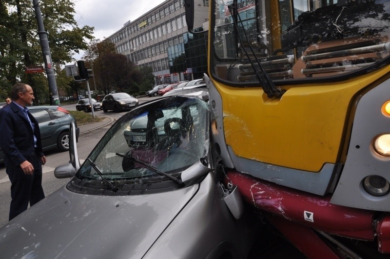 Wypadek na Piotrkowskiej. Nie jeżdżą tramwaje (zdjęcia, Film)