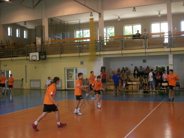 Zacięty pojedynek stoczyli siatkarze ze Skoczowa (na zdjęciu) i Wrocławia. Ostatecznie lepsi byli młodzi sportowcy z Wrocławia.