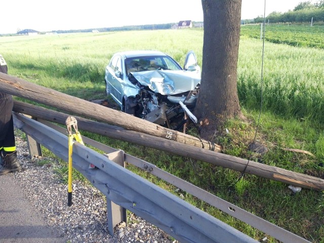 Chevrolet ściął słup i uderzył w drzewo, 82-letni kierowca został ranny w wypadku w Budkach Petrykowskich.