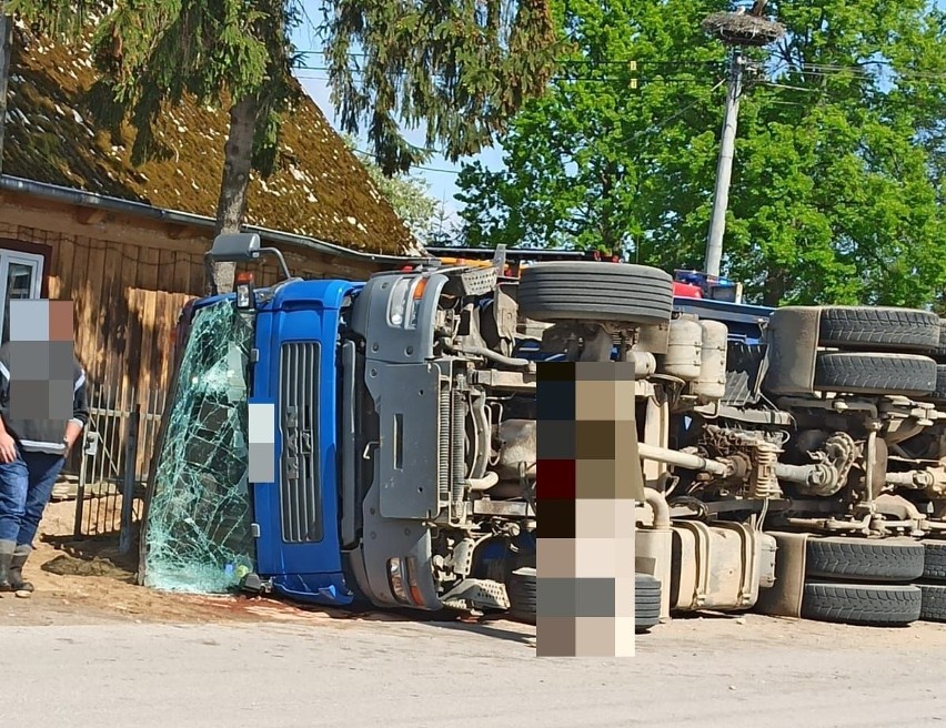 Wypadek w Wykrocie. Ciężarówka przewróciła się na skrzyżowaniu