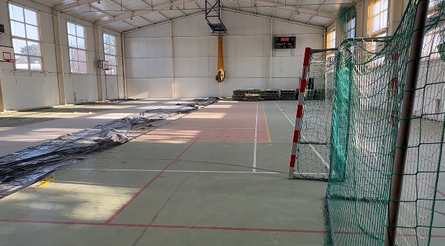 Trwa remont hali sportowej w Gomunicach
