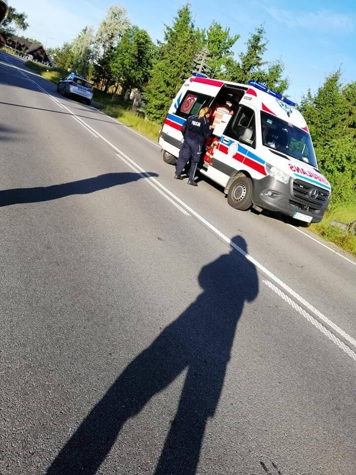 Ryżówka. Wypadek na DW 653. Kierowca trafił do szpitala po dachowaniu (zdjęcia)