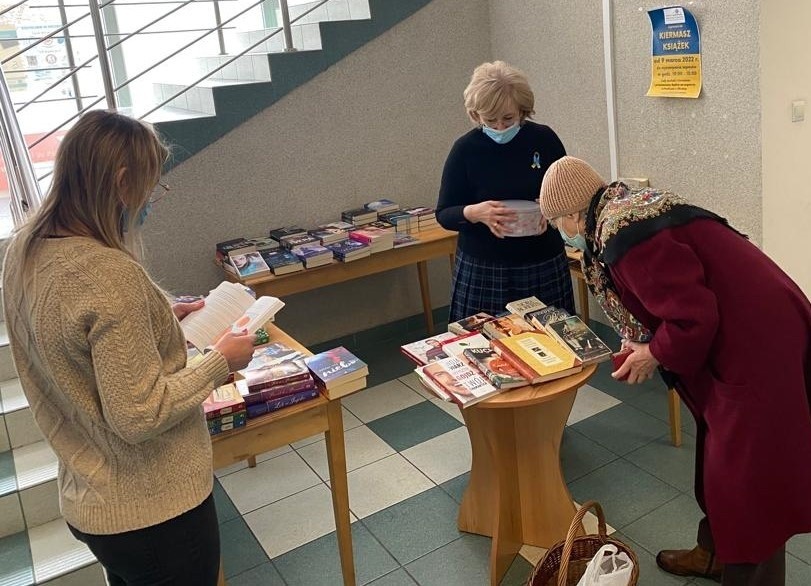 Miejska Biblioteka w Hajnówce prowadzi kiermasz książek. Pieniądze przekazane zostaną na pomoc Ukraińcom