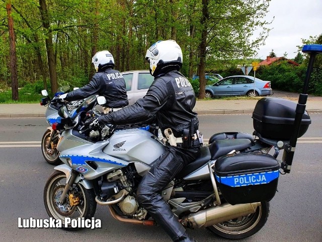 Po zimowej przerwie, na drogach powiatu nowosolskiego pojawiły się jednoślady. - Dzięki policyjnym motocyklom, mundurowi są w stanie jeszcze skuteczniej dbać o bezpieczeństwo na drogach całego powiatu. Funkcjonariusze będą podejmować interwencje wobec tych motocyklistów, którzy mylą drogę z torem wyścigowym. W przypadku najbardziej drastycznych naruszeń, ich sprawcy muszą liczyć się z zatrzymaniem uprawnień do kierowania - informuje sierż. szt. Justyna Sęczkowska z nowosolskiej policji.Mundurowi jednocześnie przypominają, że po zimowych miesiącach, stan jezdni pozostawia wiele do życzenia. - Zalegający piach i wyrwy w asfalcie, nie sprzyjają szybkiej jeździe motocyklem. Do obecności szybkich motocykli muszą ponownie przyzwyczaić się też prowadzący auta - dodaje sierż. szt. Sęczkowska. Jak jeździć hulajnogą elektryczną albo deskorolką? W życie weszły nowe przepisyPoczątek sezonu motocyklowego od lat jest okresem, w którym dochodzi do najbardziej niebezpiecznych zdarzeń z udziałem miłośników jednośladów. - Przyczyny wypadków, do których dochodzi na drogach, są niemal niezmienne. Brawura, nadmierna prędkość, nieprawidłowe wyprzedzanie często stanowią o zagrożeniu nie tylko dla samego kierowcy, ale i innych uczestników ruchu - podkreśla rzeczniczka nowosolskiej policji. Kierowcy mogą spodziewać się także działań kaskadowych: na niektórych odcinkach dróg, w odległości kilku do kilkunastu kilometrów, spotkać będzie można kolejne patrole wypatrujące drogowych piratów. WIDEO: Poszukiwany był 14 listami gończymi. Złapali go lubuscy policjanci