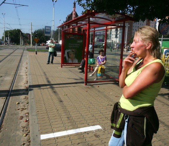 Biała linia wyznacza granicę strefy bez papierosa. Wielu palaczy jeszcze o tym nie wie. &#8211; Będziemy go przestrzegać &#8211; zapowiadają.