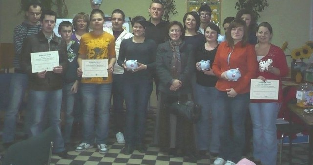 Uczestnicy warsztatów edukacyjnych w Tuczępach otrzymali certyfikaty i... okazałe skarbonki.
