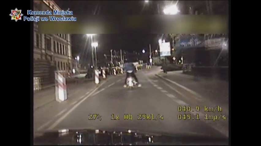 Pijany kierowca skutera wjechał w radiowóz [FILM]